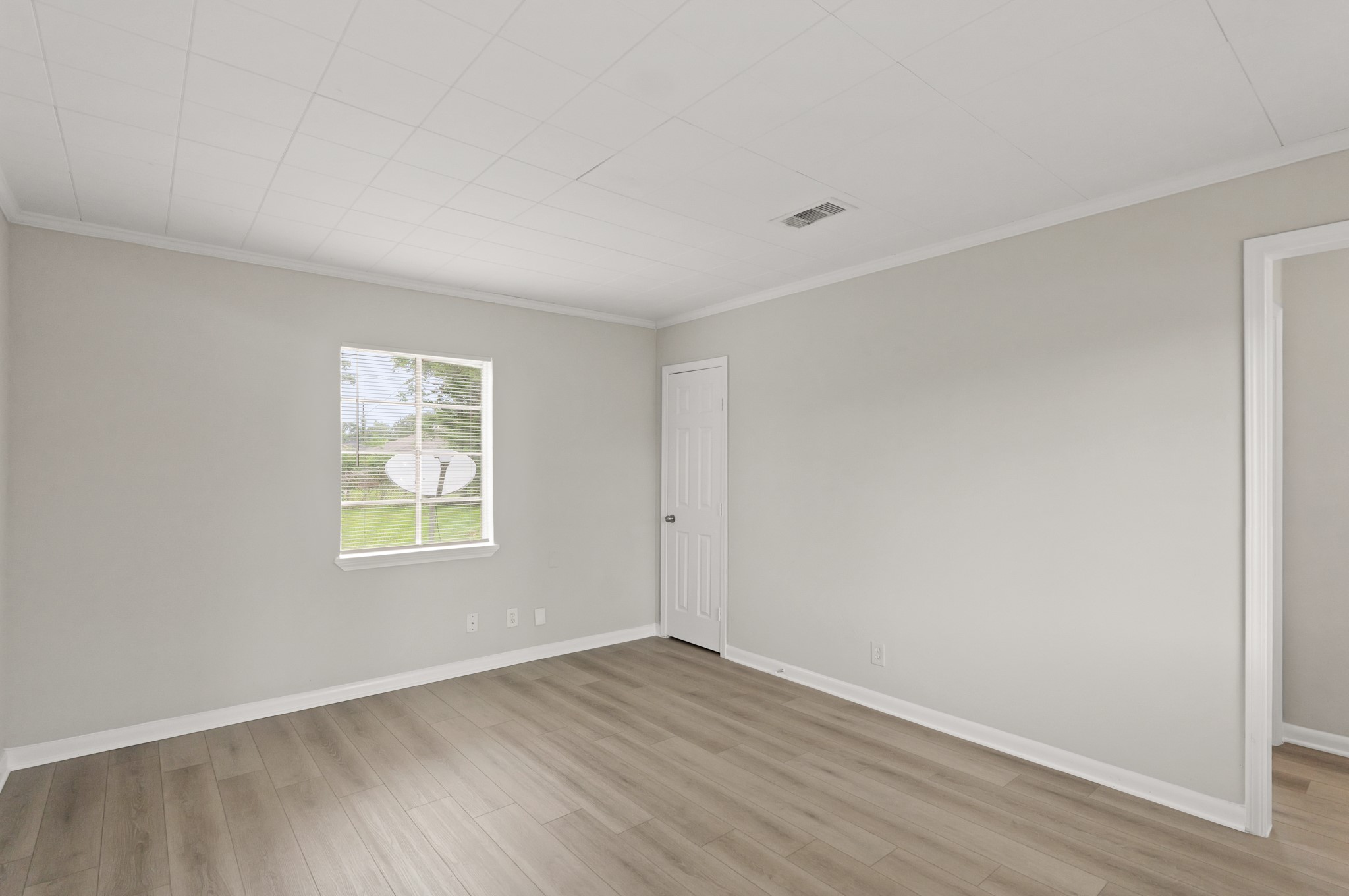 9133 Woodlyn Road Houston, TX 77078 - Photo 8 of 16 an empty room with wooden floor and windows