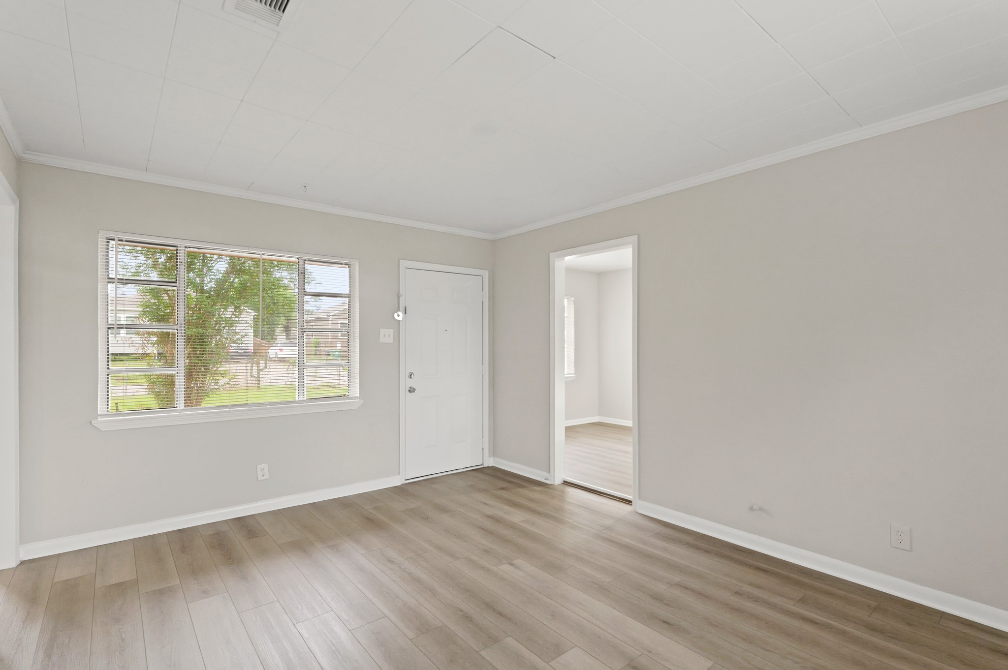 9133 Woodlyn Road Houston, TX 77078 - Photo 9 of 16 an empty room with wooden floor and windows