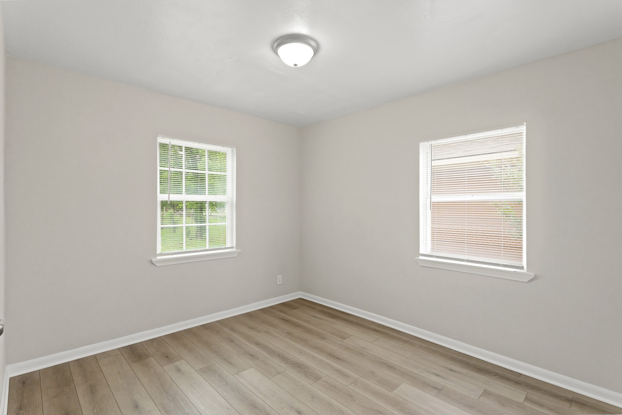 9133 Woodlyn Road Houston, TX 77078 - Photo 10 of 16 an empty room with a window