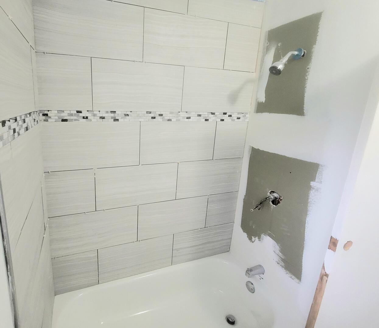 16523 Spaulding Avenue Markham, IL 60428 - Photo 12 of 15 a bathroom with a bathtub