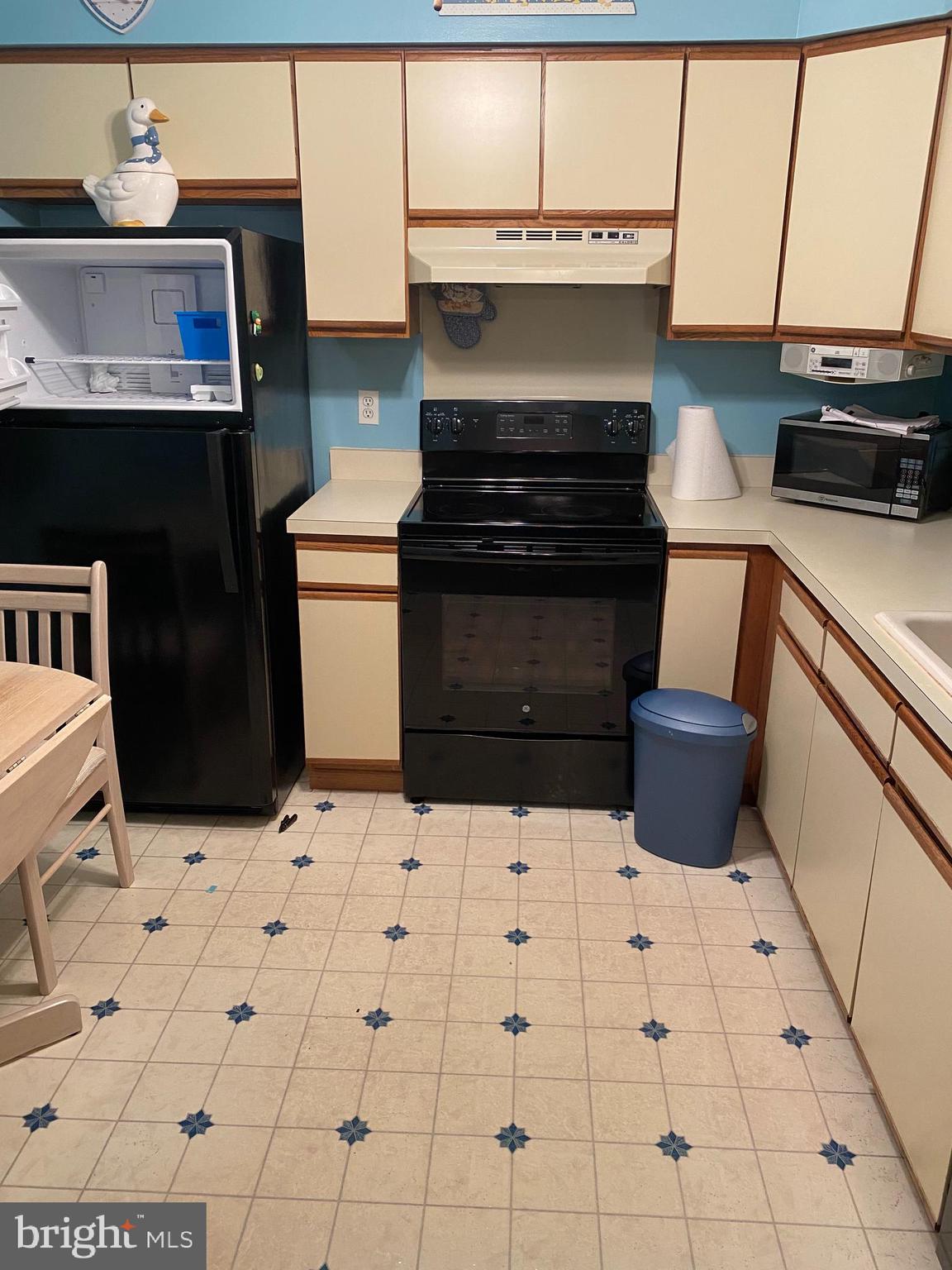 10723 Pelle Circle Philadelphia, PA 19154 - Photo 11 of 12 kitchen