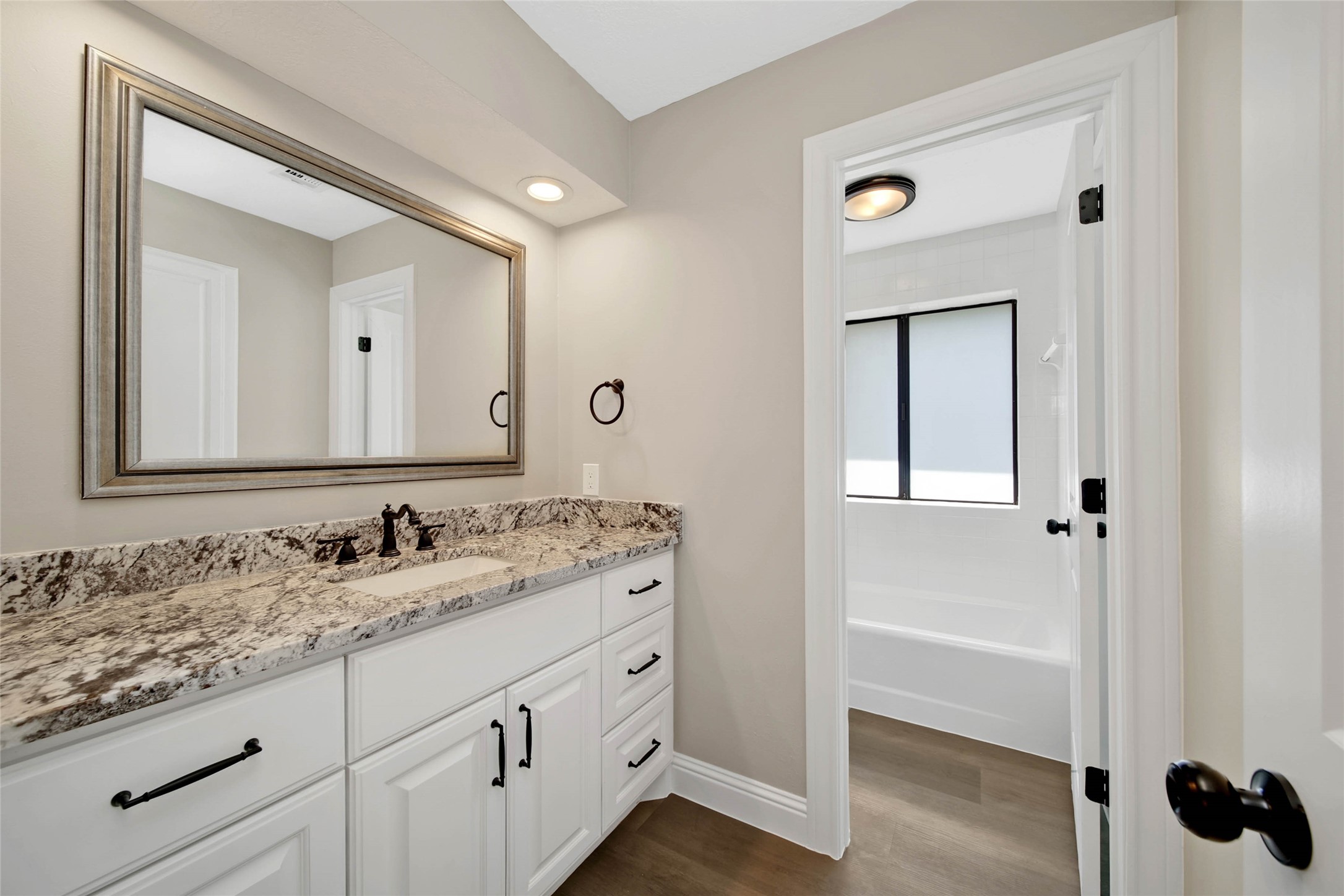 14520 Diamondhead North Conroe, TX 77356 - Photo 33 of 50 Upstairs bathroom.