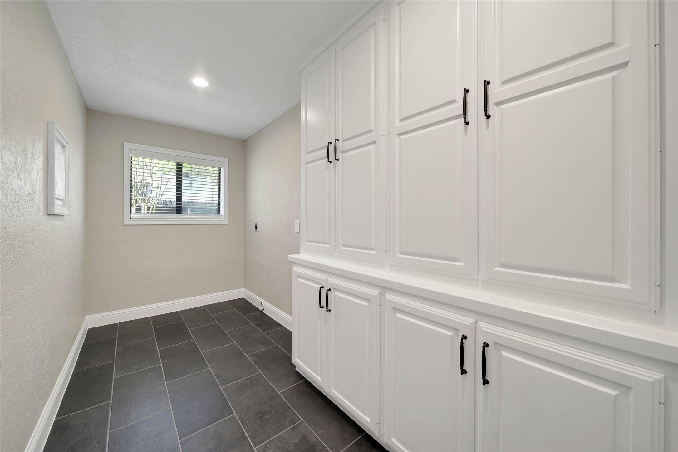 14520 Diamondhead North Conroe, TX 77356 - Photo 36 of 50 Laundry room.