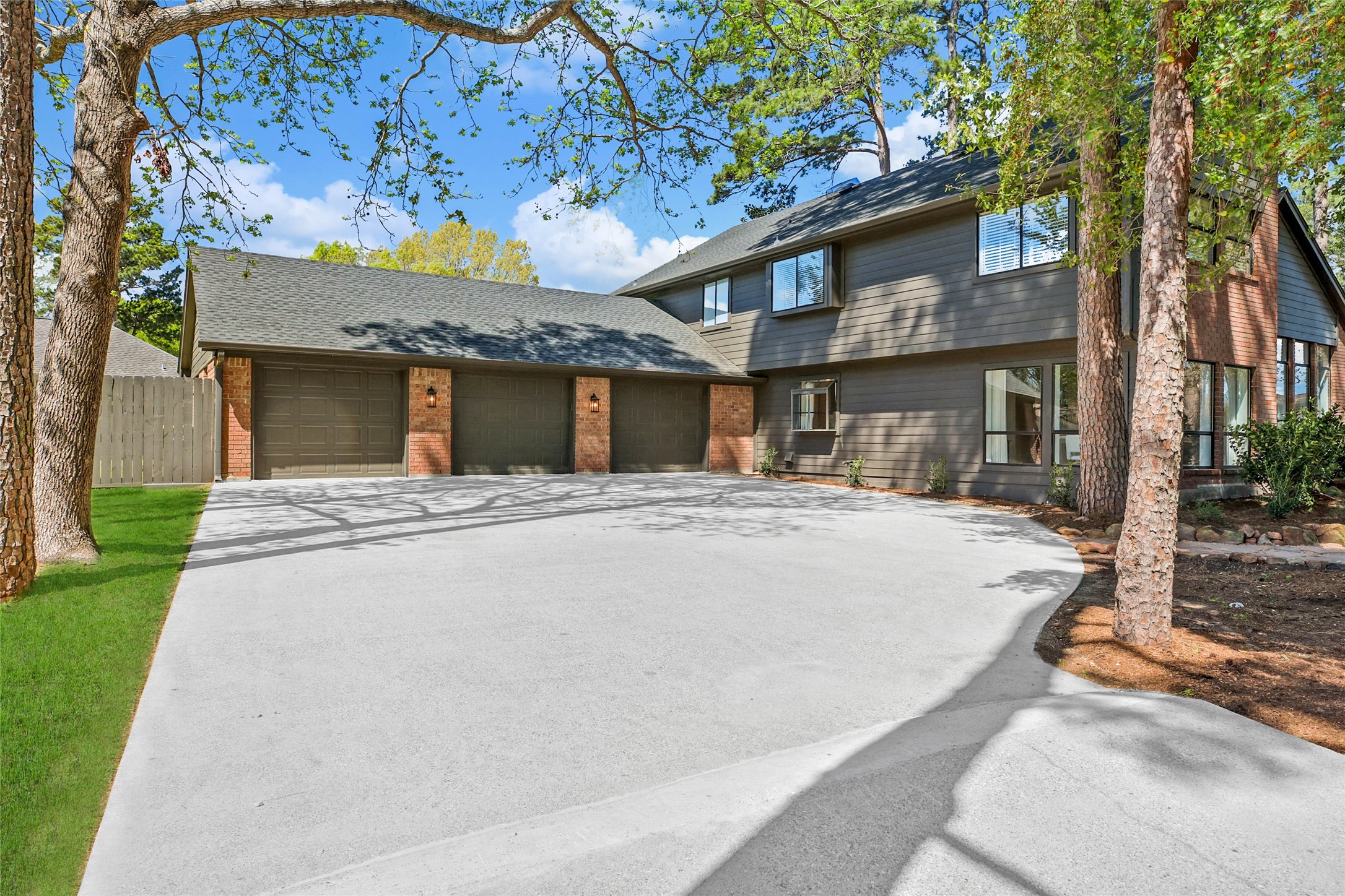 14520 Diamondhead North Conroe, TX 77356 - Photo 5 of 50 Enjoy a large driveway and spacious 3 car garage.