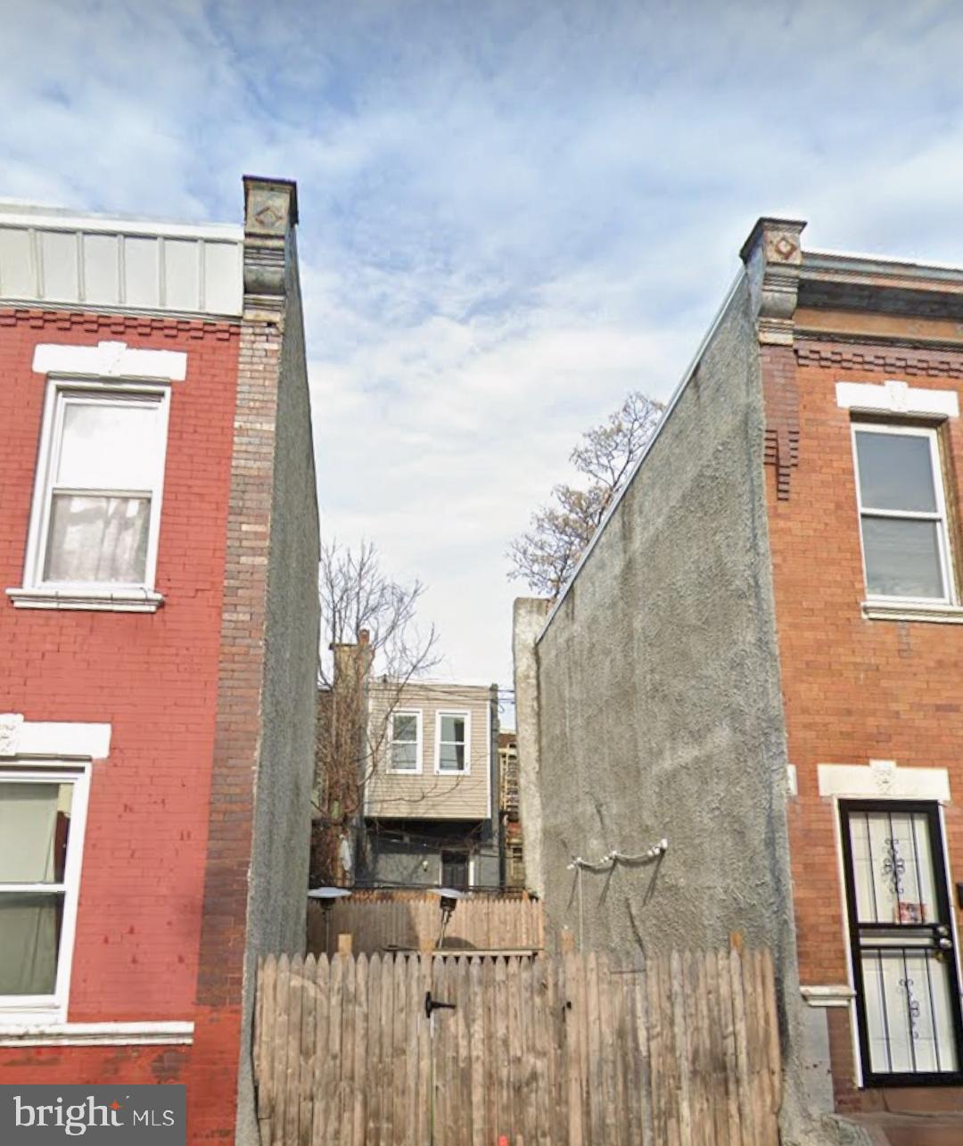 a view of a back yard