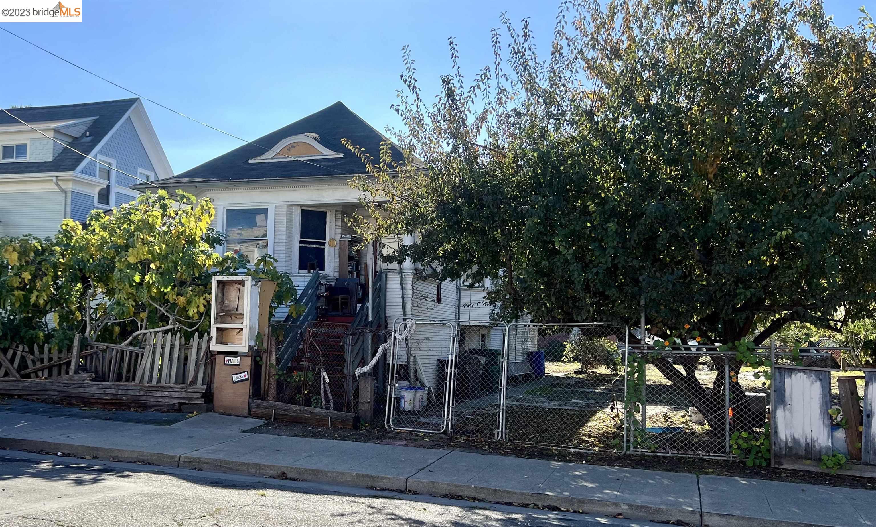 1725 15th Street Oakland, CA 94607 - Photo 1 of 1 a front view of a house with garden
