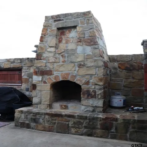 a building with a outdoor space