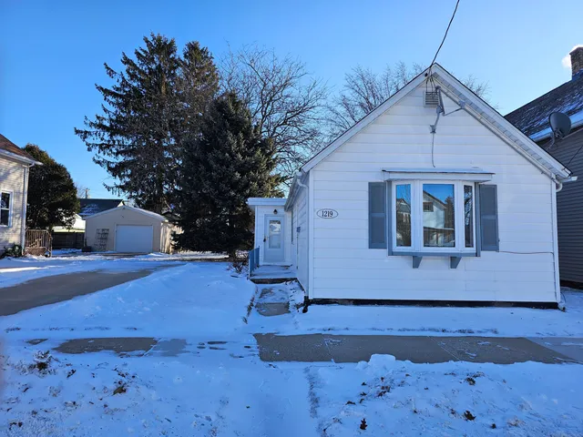 $124,900 | 1219 South 21st Street, Manitowoc, WI 54220