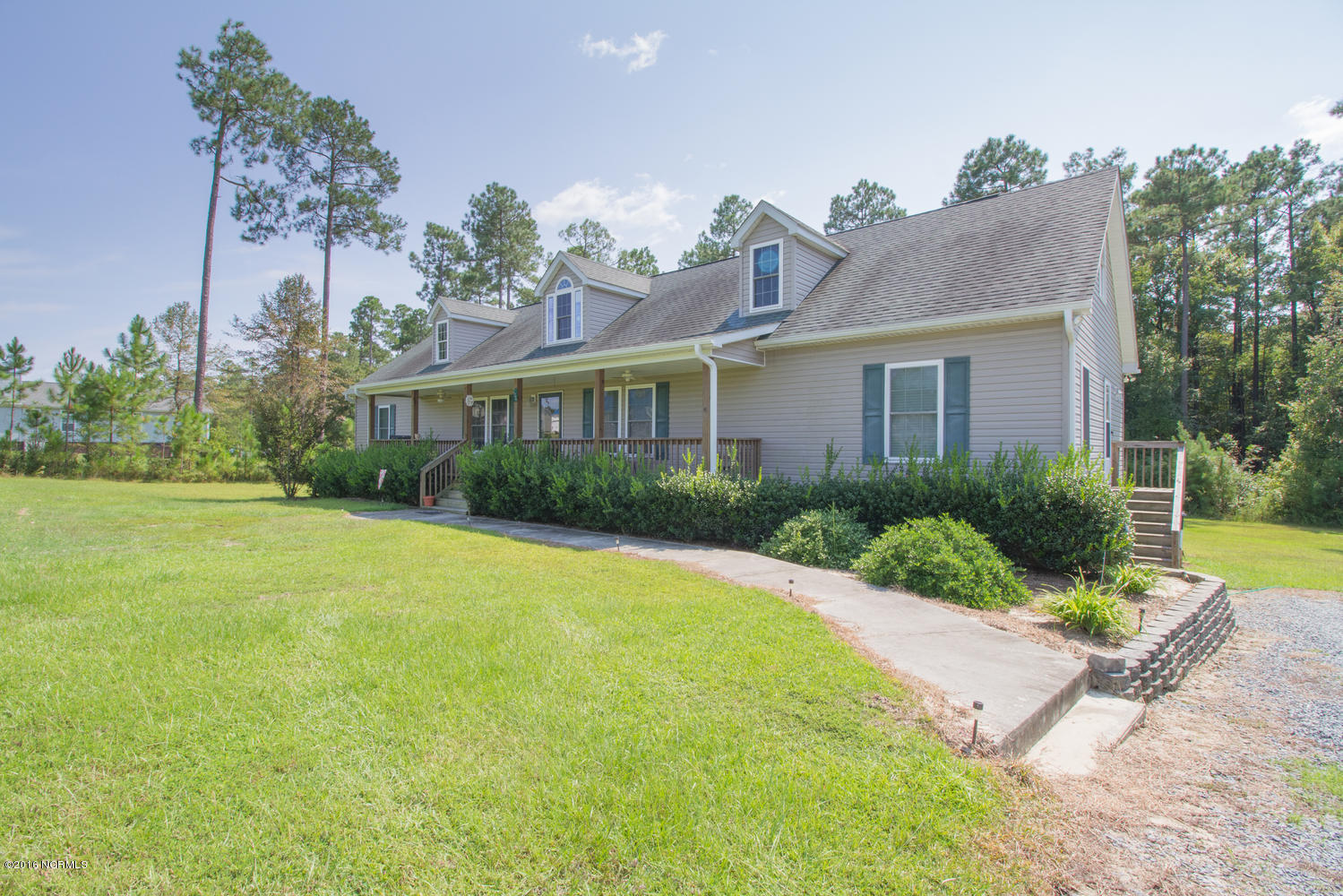 724 Ridgecrest Ln-large-002-23-Front-150