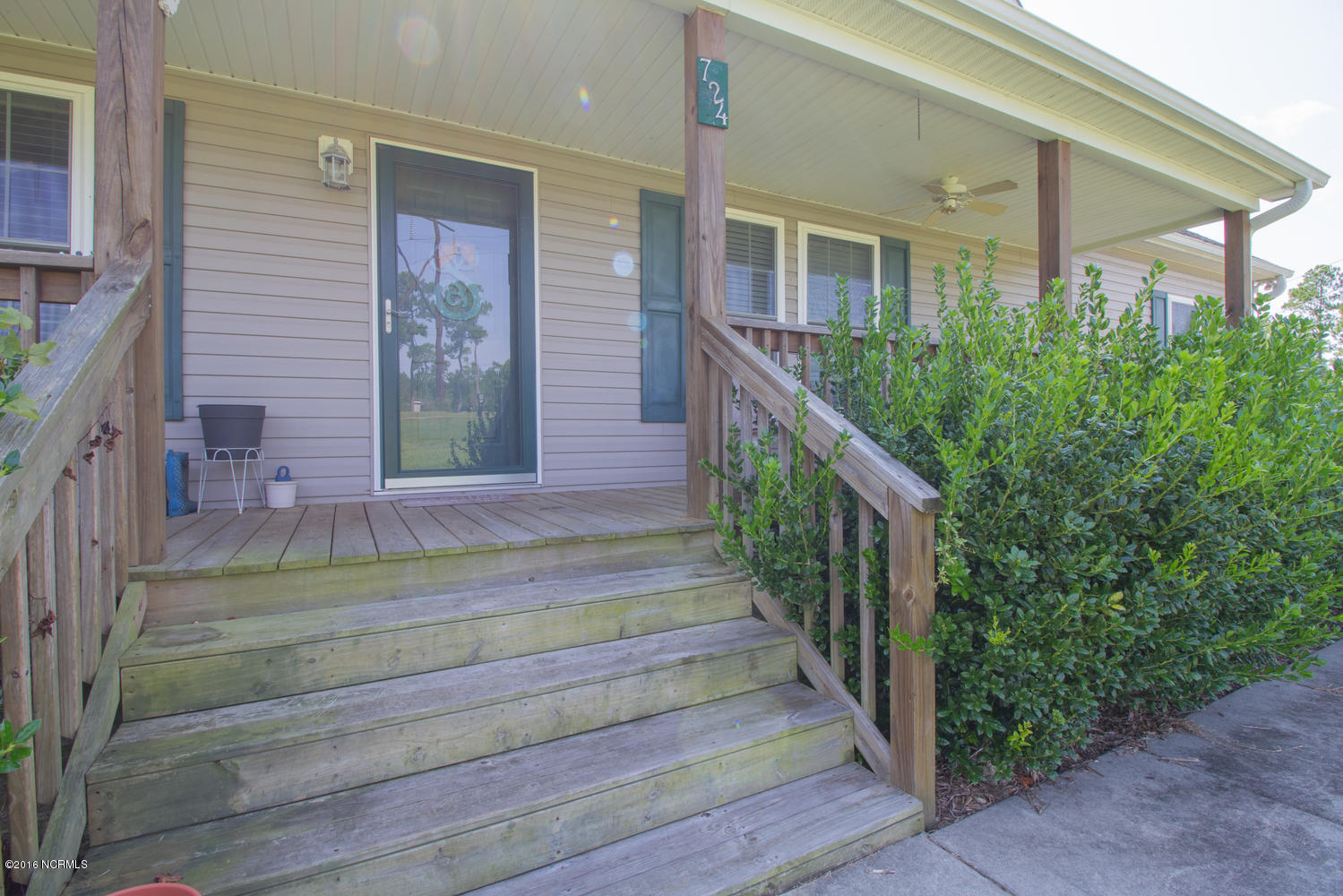 724 Ridgecrest Ln-large-003-15-Front-150