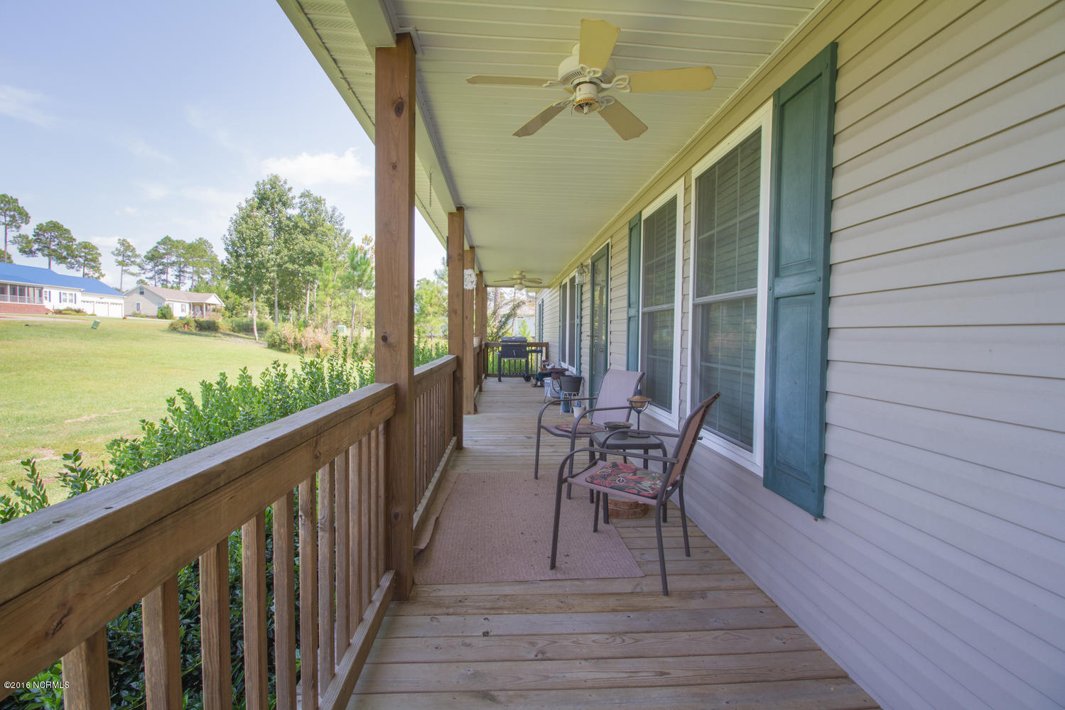724 Ridgecrest Ln-large-004-22-Front Por