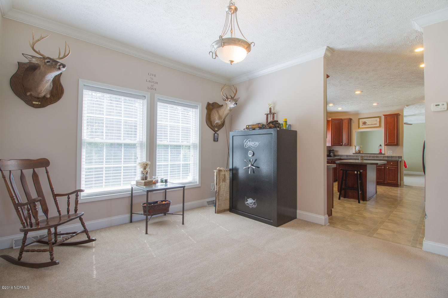 724 Ridgecrest Ln-large-005-10-Sitting R