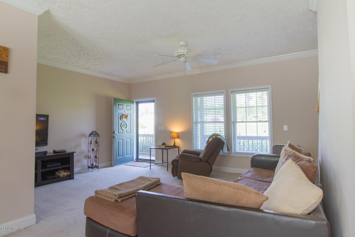 724 Ridgecrest Ln-large-006-19-Living Ro