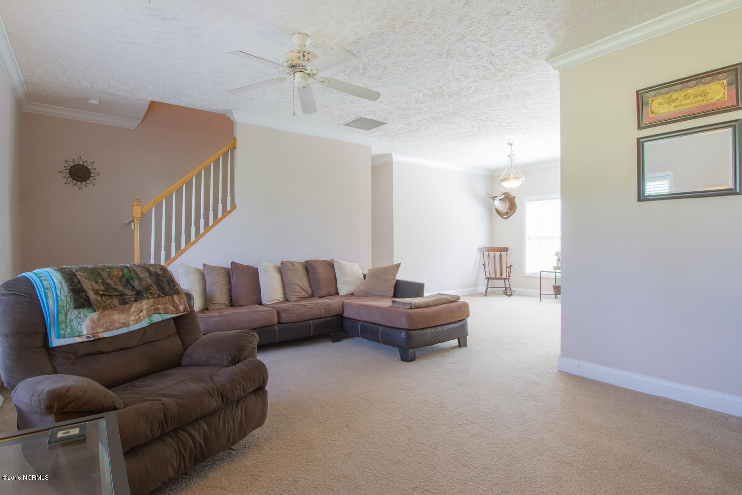 724 Ridgecrest Ln-large-007-14-Living Ro