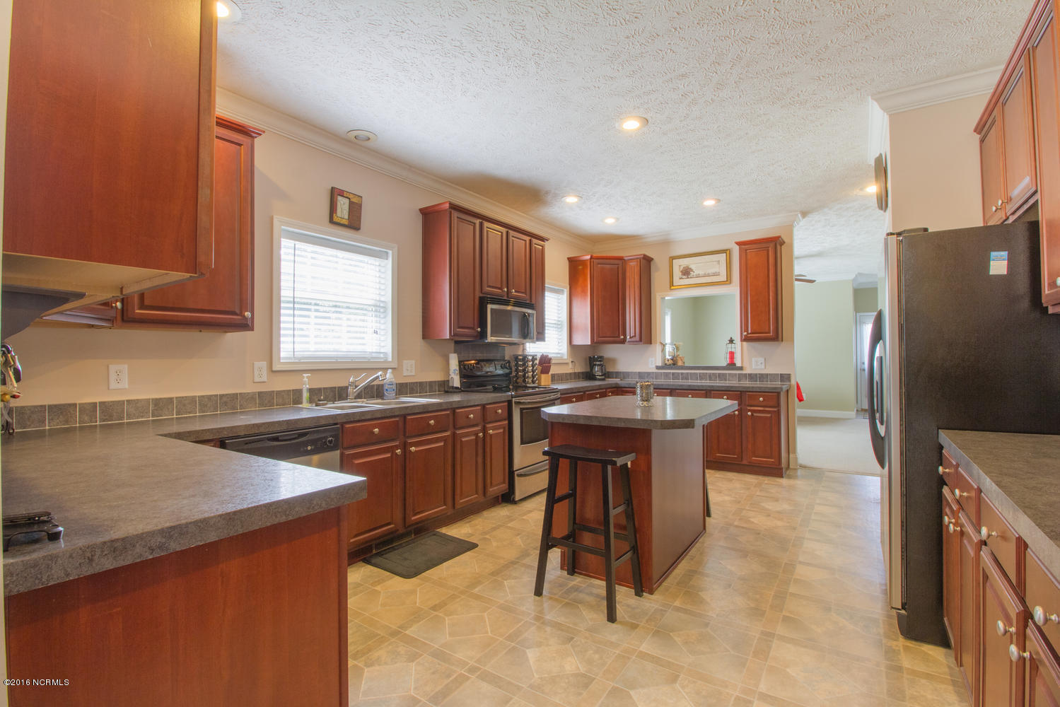 724 Ridgecrest Lane Rocky Point, NC 28457 - Photo 8 of 21 724 Ridgecrest Ln-large-008-25-Kitchen-1