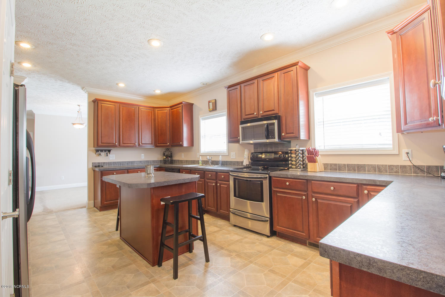 724 Ridgecrest Lane Rocky Point, NC 28457 - Photo 10 of 21 724 Ridgecrest Ln-large-010-11-Kitchen-1