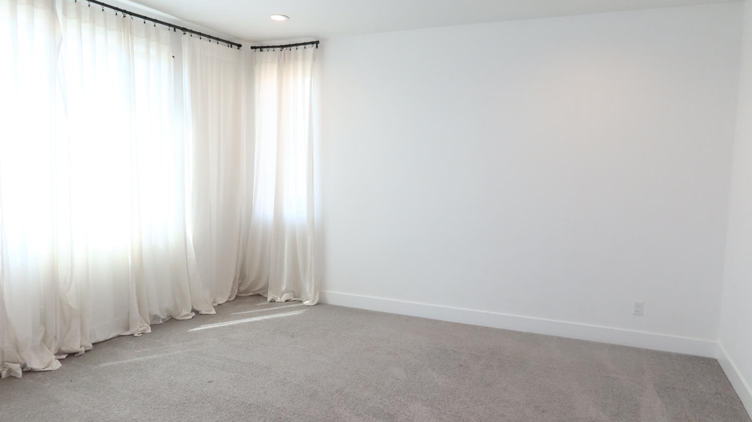 4254 Oak Knoll Road Madera, CA 93636 - Photo 25 of 74 an empty room with a window