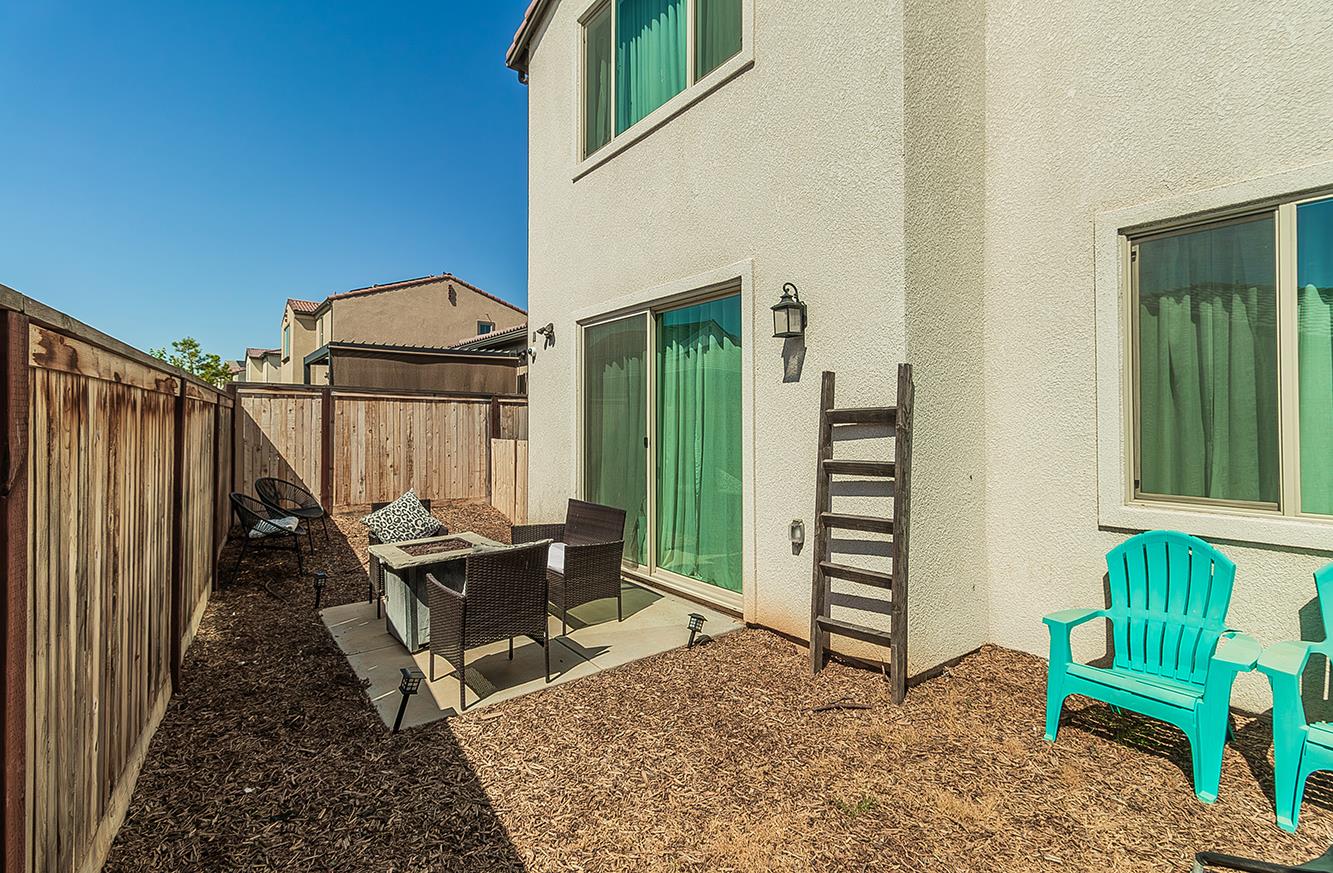 4254 Oak Knoll Road Madera, CA 93636 - Photo 37 of 74 Easy to maintain backyard