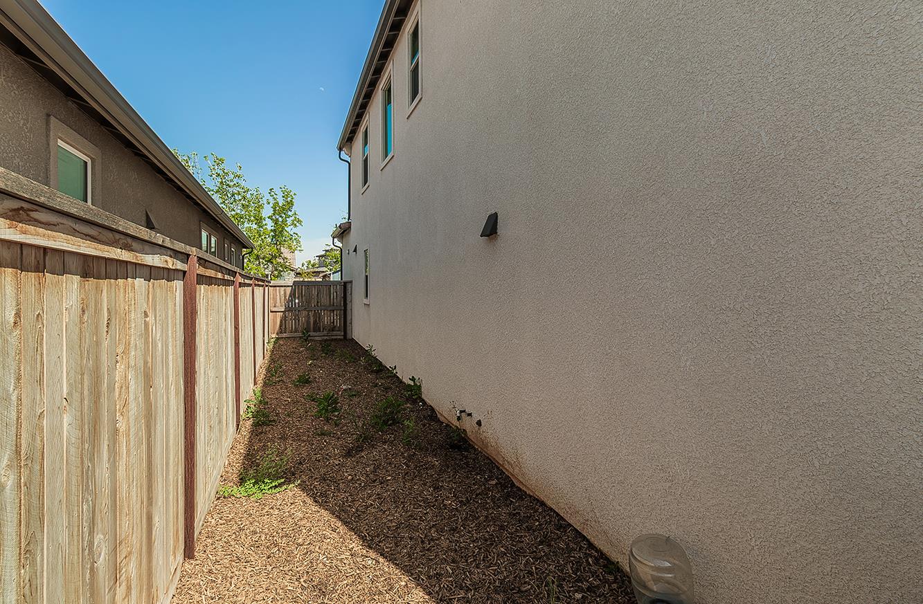 4254 Oak Knoll Road Madera, CA 93636 - Photo 38 of 74 a view of a pathway of a house with a wooden fence