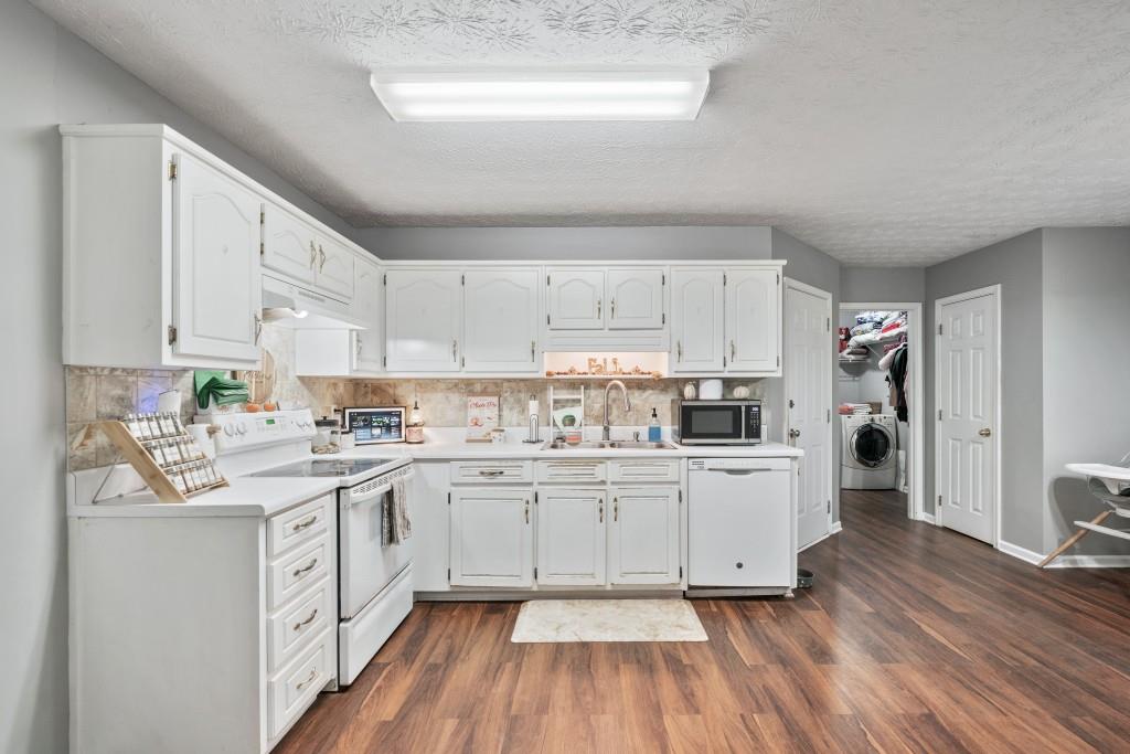 160 Azalea Drive Winder, GA 30680 - Photo 9 of 32 a kitchen with cabinets a sink and appliances