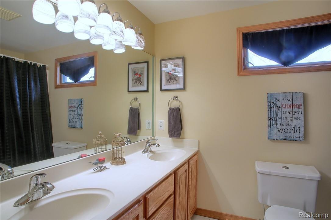 27741 Johnson Road Grosse Ile, MI 48138 - Photo 23 of 32 23-Bathroom.jpg