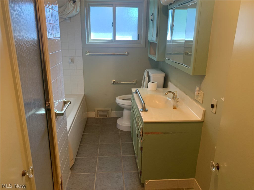 6345 Fairhaven Road Cleveland, OH 44124 - Photo 11 of 25