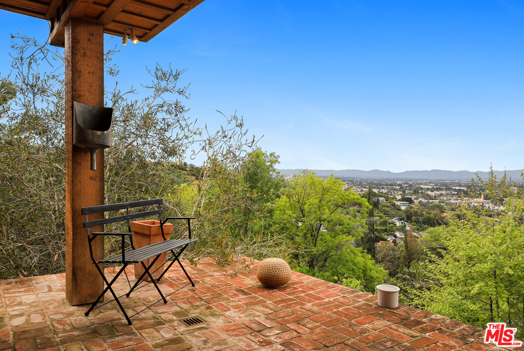 3762 Alta Mesa Drive Studio City, CA 91604 - Photo 30 of 33 a view of a outdoor space