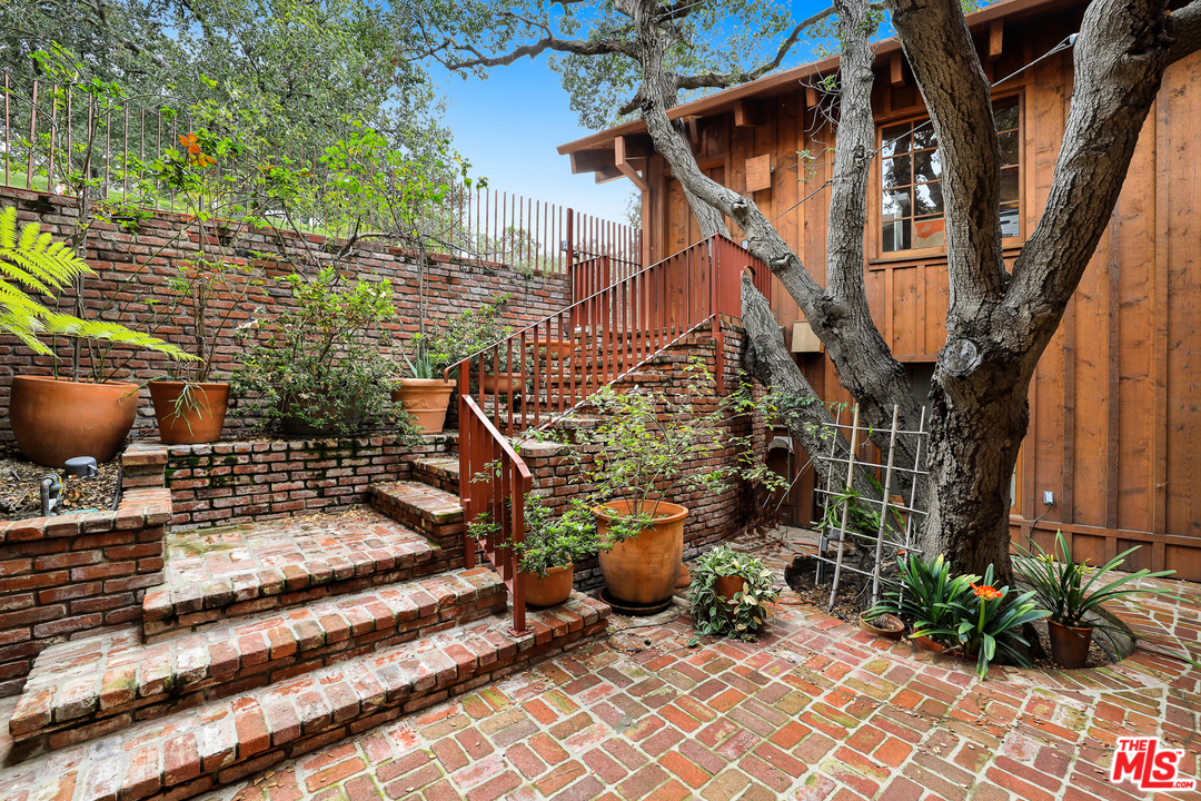 3762 Alta Mesa Drive Studio City, CA 91604 - Photo 4 of 33 a backyard of a house with outdoor seating