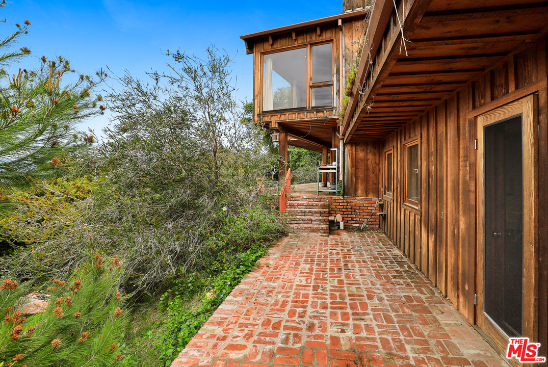 3762 Alta Mesa Drive Studio City, CA 91604 - Photo 31 of 33 a backyard of a house with table and chairs
