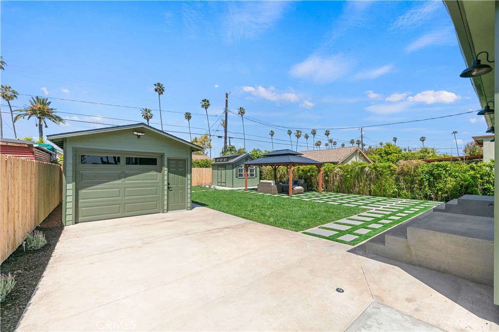 3937 2nd Avenue Los Angeles, CA 90008 - Photo 28 of 47 a front view of a house with garden