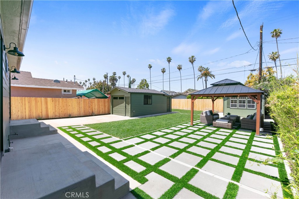 3937 2nd Avenue Los Angeles, CA 90008 - Photo 33 of 47 a backyard of a house with table and chairs