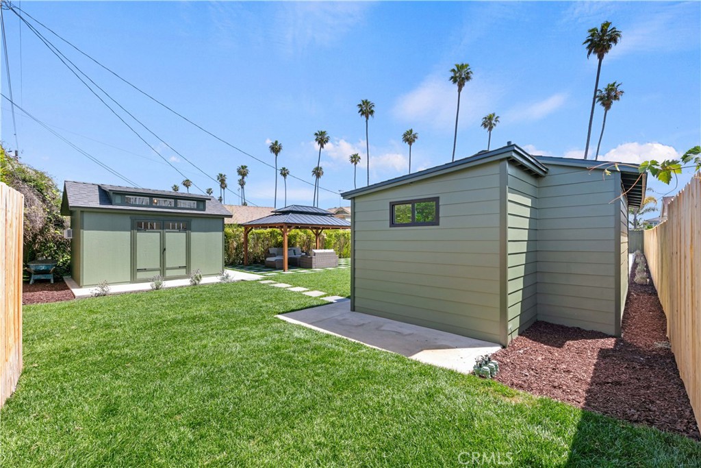 3937 2nd Avenue Los Angeles, CA 90008 - Photo 36 of 47 a view of a back yard of the house