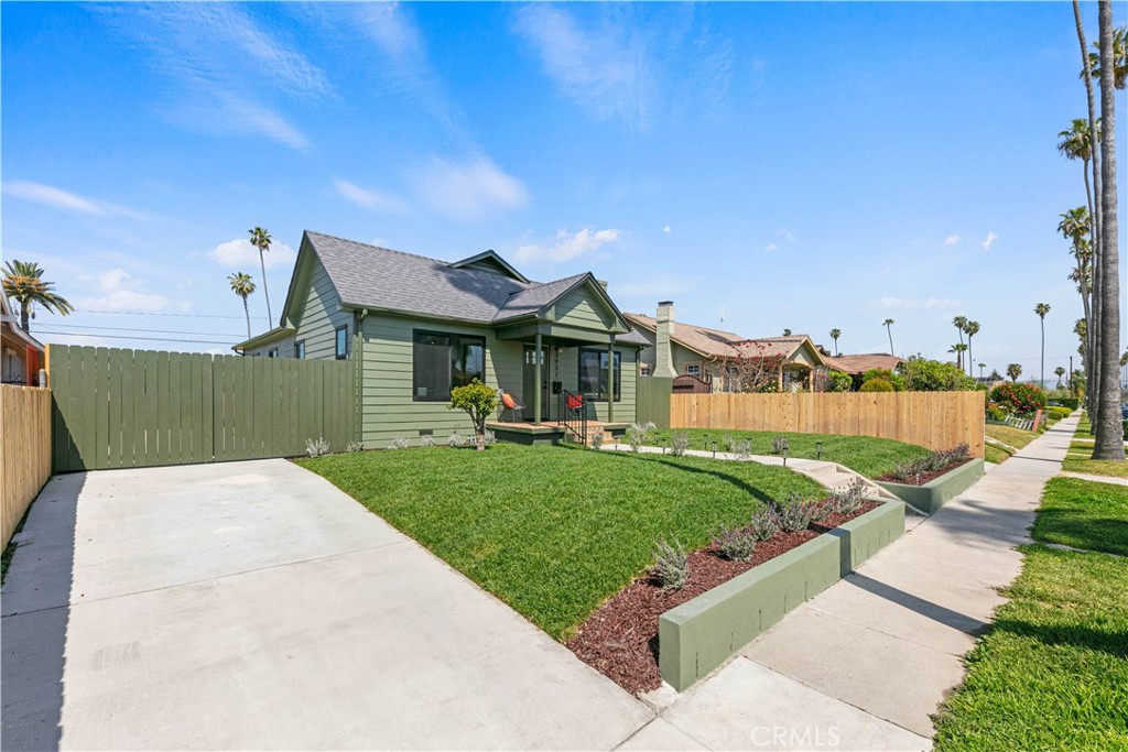 3937 2nd Avenue Los Angeles, CA 90008 - Photo 4 of 47 a front view of a house with a yard