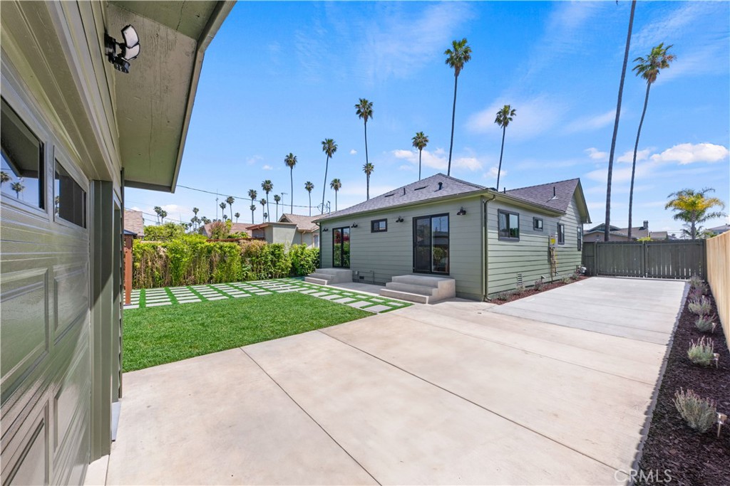 3937 2nd Avenue Los Angeles, CA 90008 - Photo 41 of 47 a front view of a house with a garden
