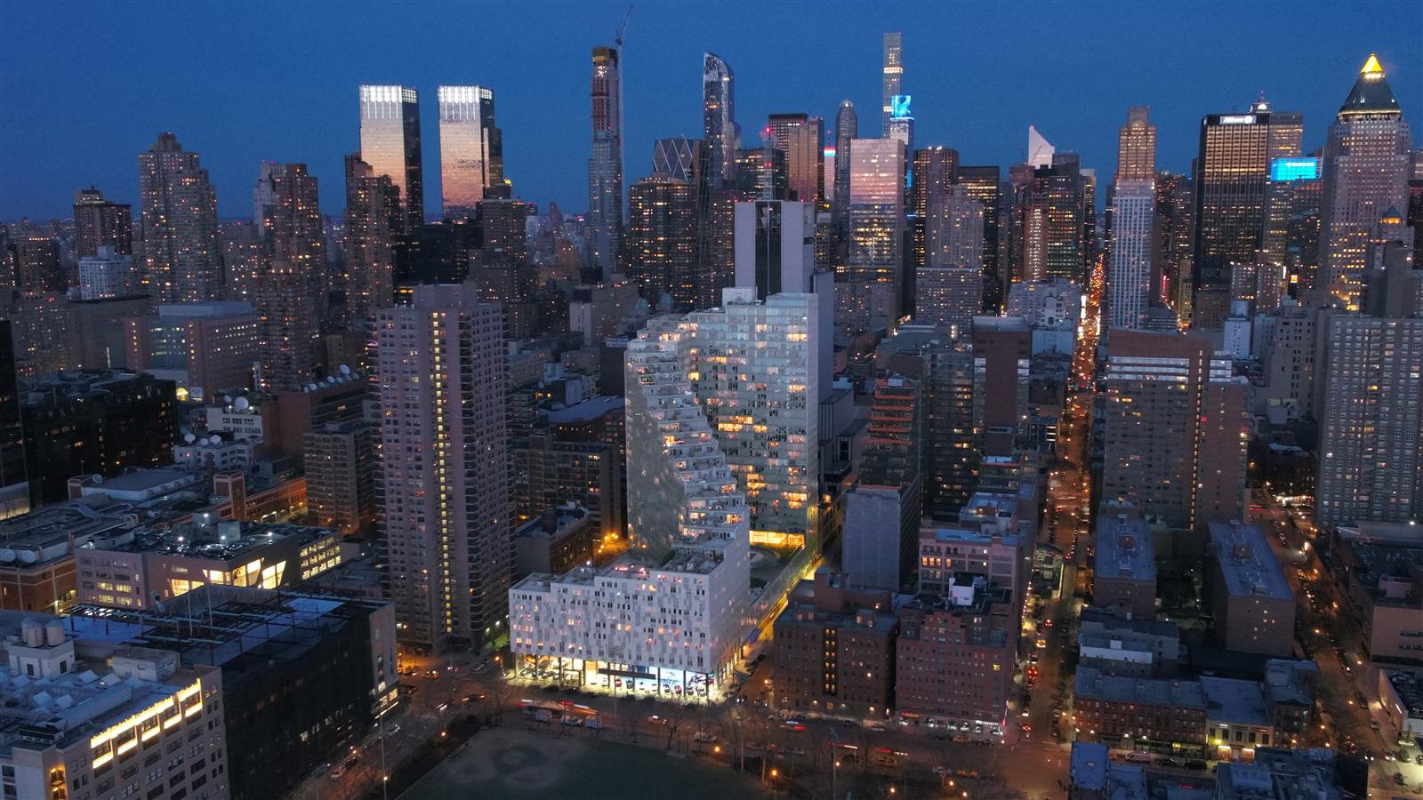 550 West 54th Street, Unit 952 Manhattan, NY 10019 - Photo 26 of 27 a city view