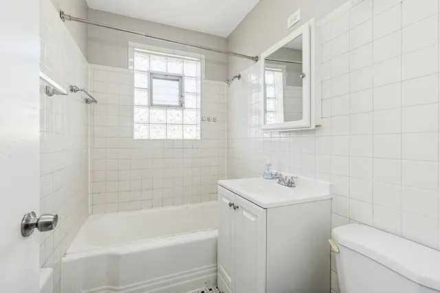 $1,800 | 2645 West Gregory Street, Unit 2W, Chicago, IL 60625