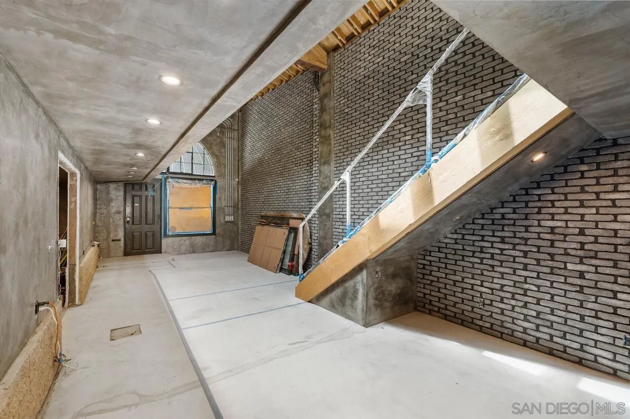 843 Tenth Avenue, Unit A & B San Diego, CA 92101 - Photo 28 of 75 a view of entryway