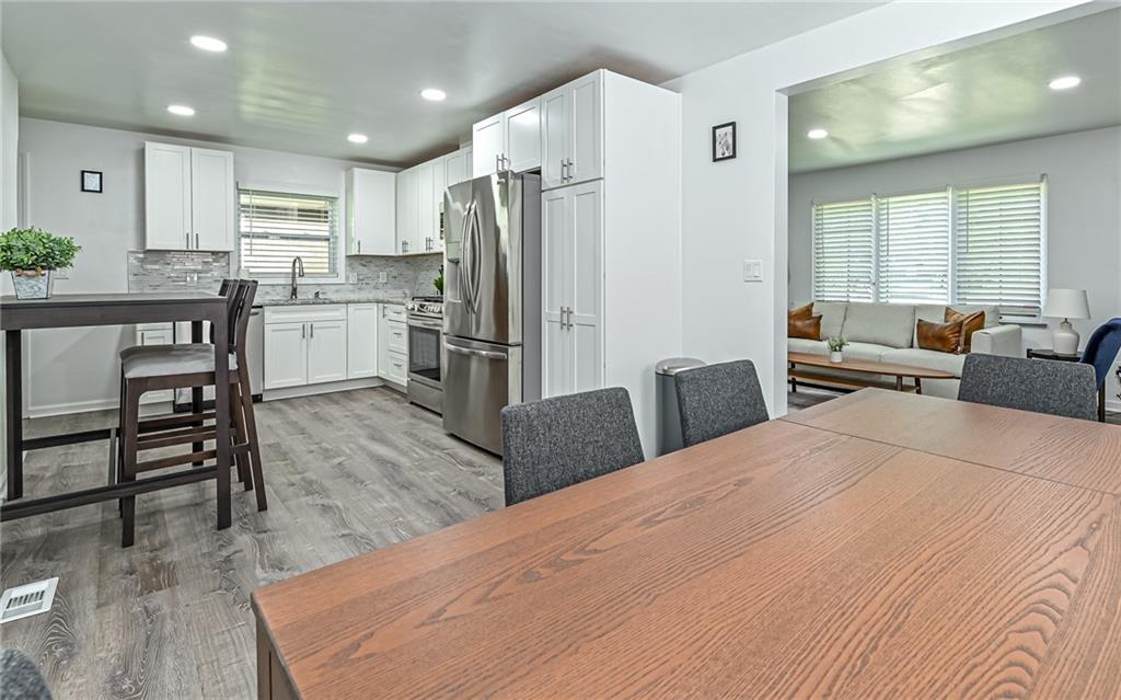 830 Sherwood Road Pittsburgh, PA 15221 - Photo 8 of 42