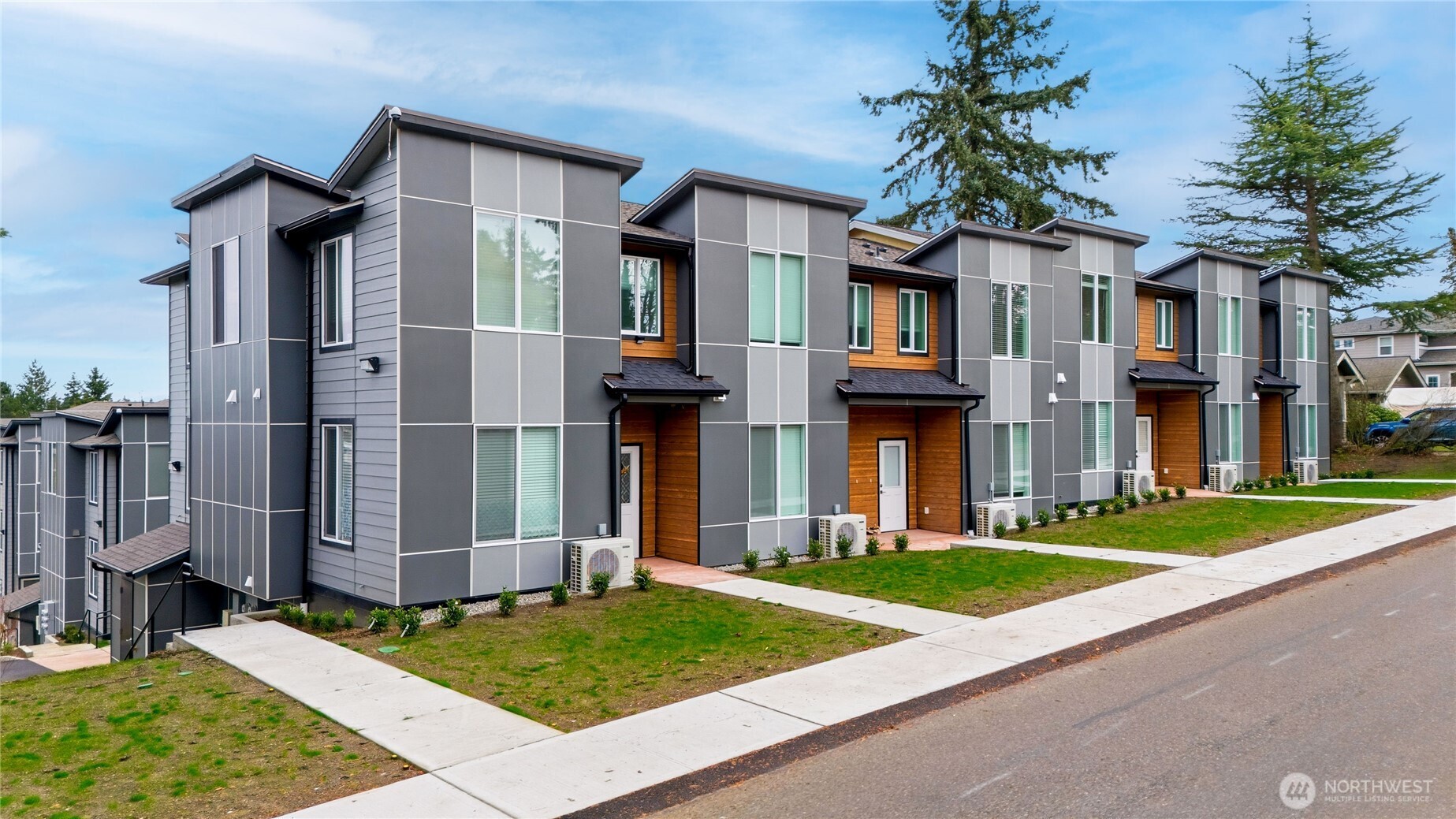 1926 South Washington Street, Unit B206 Tacoma, WA 98405 - Photo 4 of 39 a front view of a house with garden