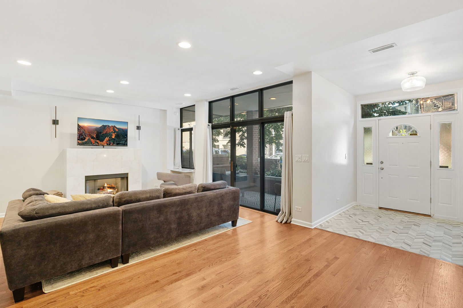 2518 North Willetts Court, Unit GS Chicago, IL 60647 - Photo 12 of 34 a living room with furniture window and wooden floor