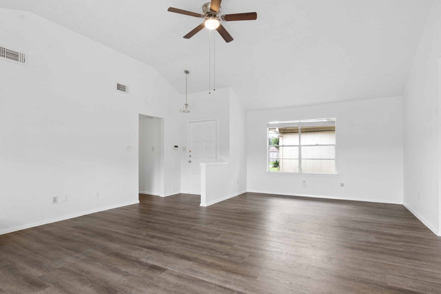 10411 Rabbit Oak Drive Houston, TX 77065 - Photo 5 of 22 Bright, spacious room with high ceilings