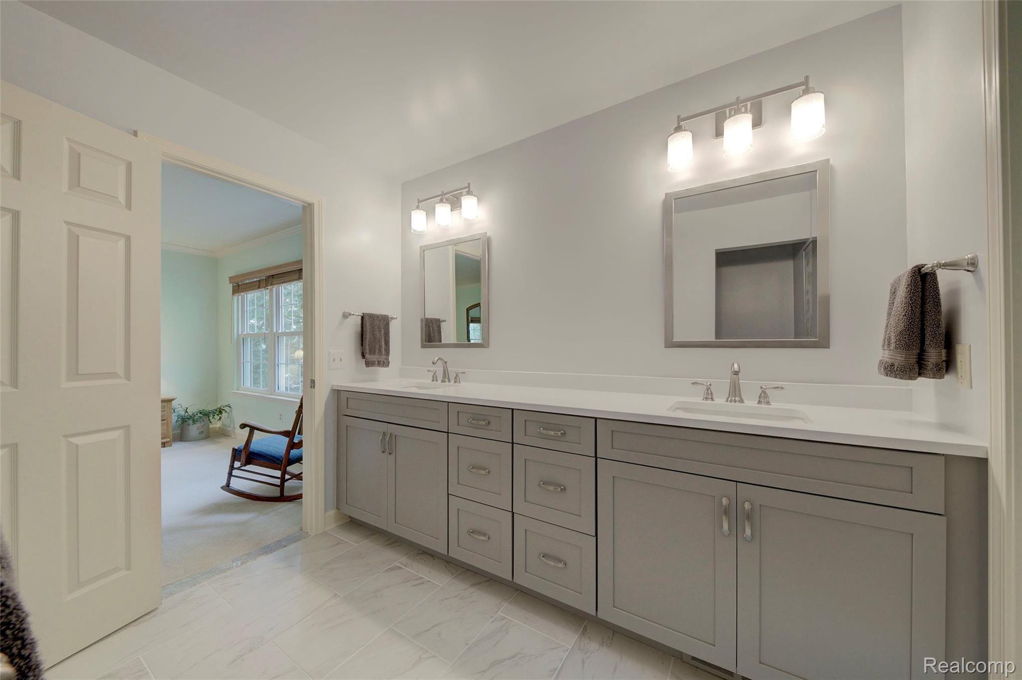 1035 Paddington Road Canton, MI 48187 - Photo 29 of 51 30. Master Bathroom