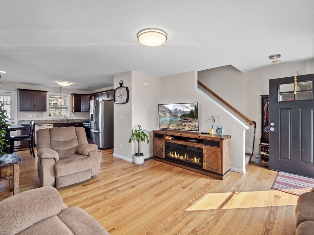 27 Riley Road, Unit 27 Tyngsborough, MA 01879 - Photo 7 of 37 a living room with furniture