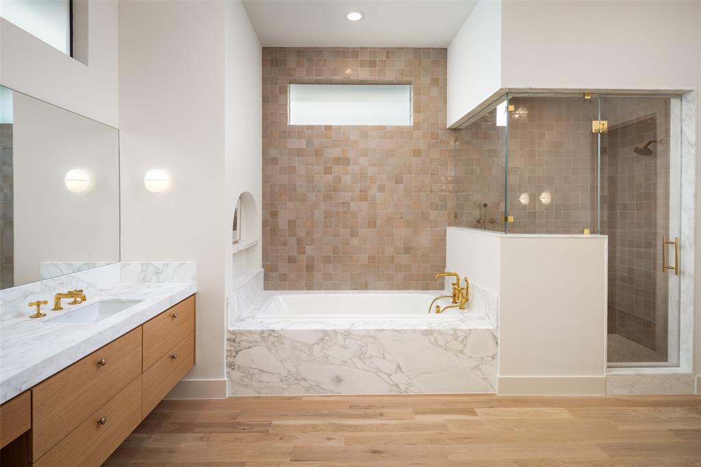 5000 Hanover Avenue Dallas, TX 75209 - Photo 19 of 36 a bathroom with a tub sink and mirror