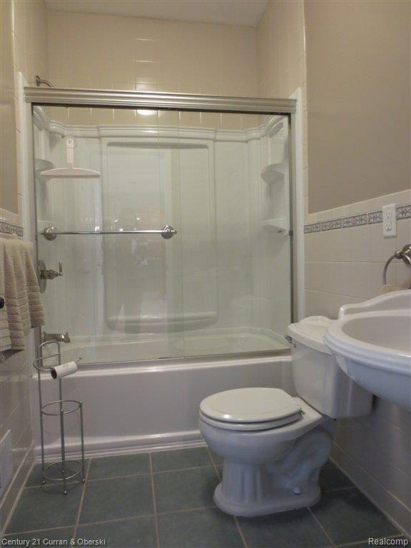 14725 Reeck Road Southgate, MI 48195 - Photo 23 of 25 1ST FLOOR FULL BATH