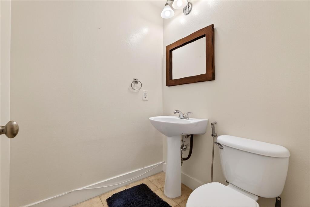 5055 Addison Circle, Unit 409 Addison, TX 75001 - Photo 18 of 31 Half bath on the main floor