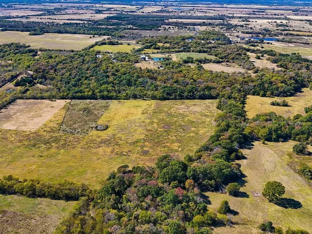 a view of a houses with a yard