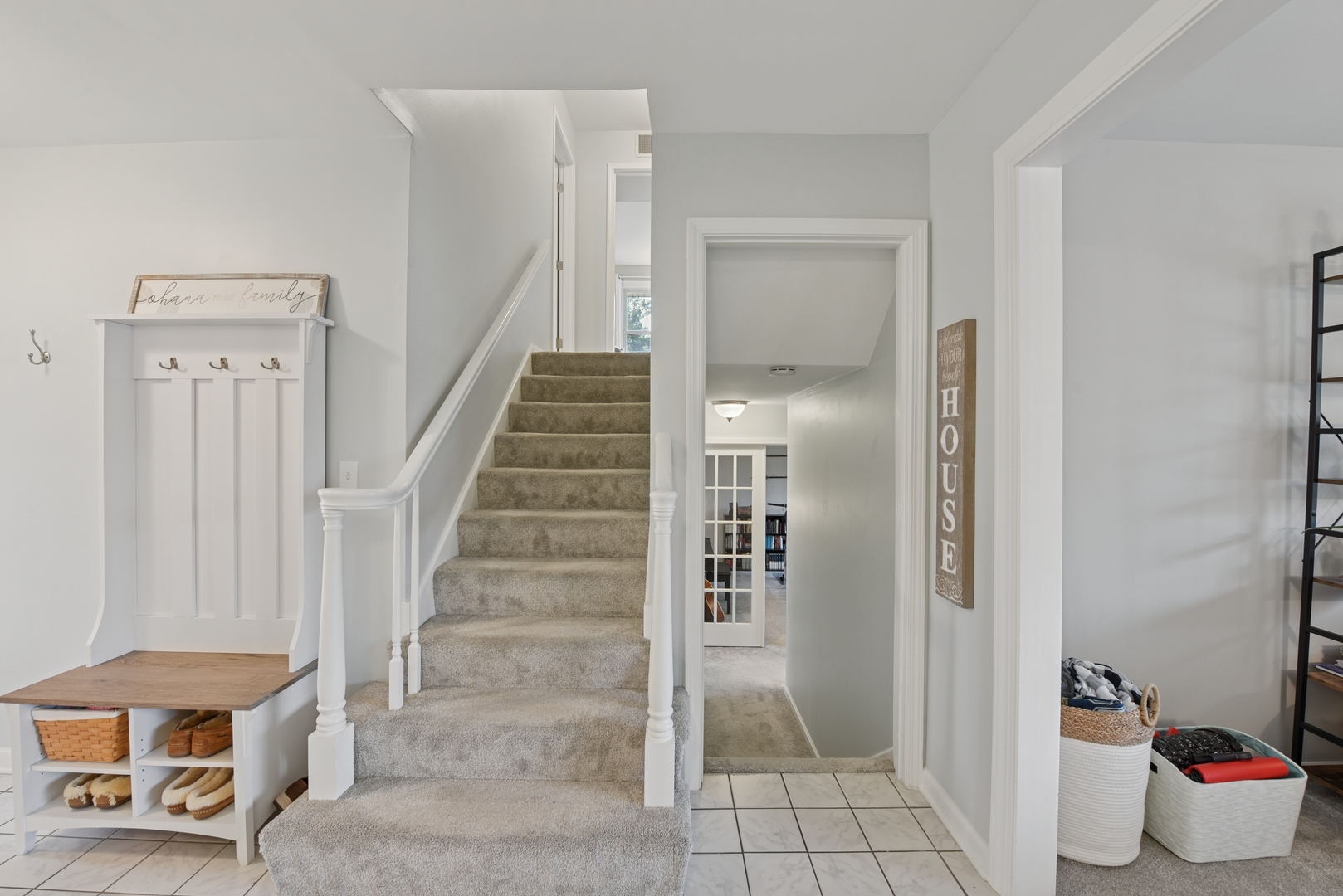 186 Ivy Lane Bloomingdale, IL 60108 - Photo 13 of 38 a view of an entryway with wooden floor
