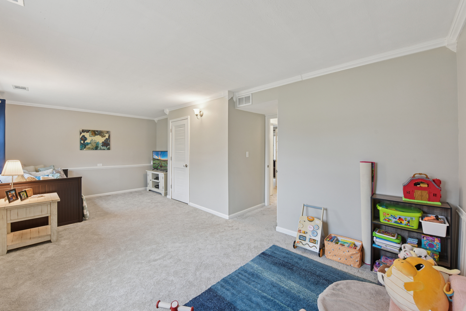 186 Ivy Lane Bloomingdale, IL 60108 - Photo 27 of 38 a living room with furniture and a wooden floor