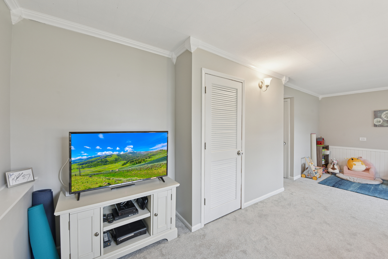 186 Ivy Lane Bloomingdale, IL 60108 - Photo 29 of 38 a room with furniture and flat screen tv
